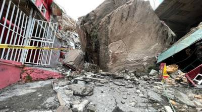 В Мексике скала рухнула на жилые дома, есть жертва