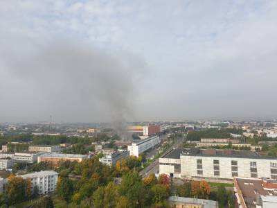 На юге Петербурга горит автосервис