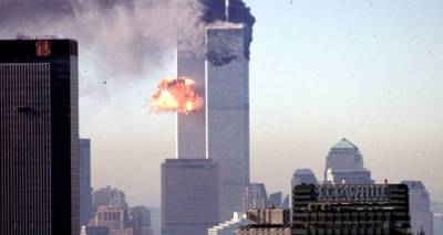 Лайнер, вонзающийся в небоскреб: Нью-Йорк 11 сентября 2001 года - фотолента