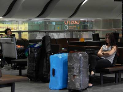 Неделю спал на лавочке в аэропорту: студенту из Италии отказали во въезде в РФ из-за ковид-ограничений