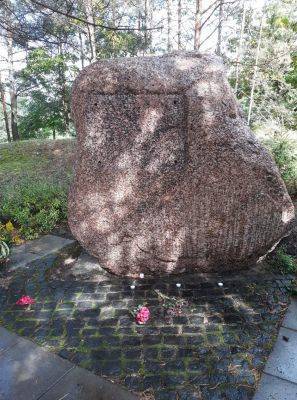 Неизвестные осквернили мемориальный камень, установленный в честь освобождения Риги