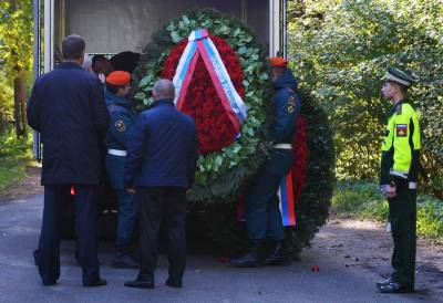 Главу МЧС Зиничева похоронили на Северном кладбище в Петербурге