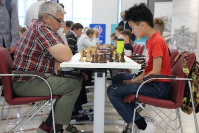 Юные шахматисты Сахалина обыграли ветеранов