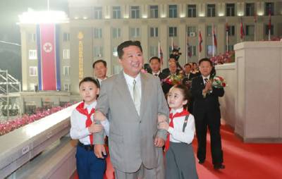 Ким Чен Ын на военном параде удивил внешним видом: похудел и "помолодел"