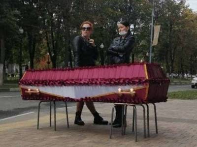 Жительница Балашихи привезла к зданию администрации гроб с телом сестры