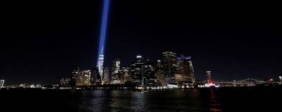 В память о погибших в терактах 11 сентября 2001 года в Нью-Йорке зажгли столбы света