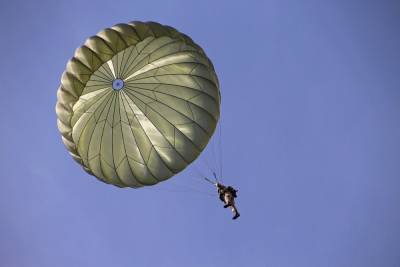 В Подмосковье парашютист погиб при прыжке