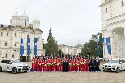 Медведев наградил российских олимпийцев автомобилями