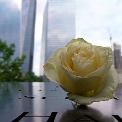 Родные и близкие погибших в теракте 11 сентября прибывают на памятную церемонию в Нью-Йорк