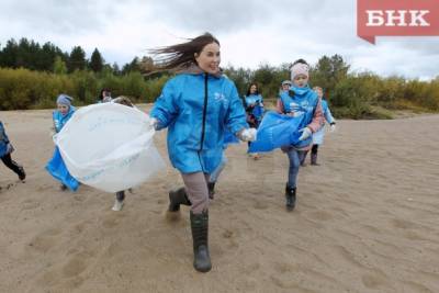 Сыктывкарцы вместе со звездой «Уральских пельменей» очистили пляж в Алешино от мусора