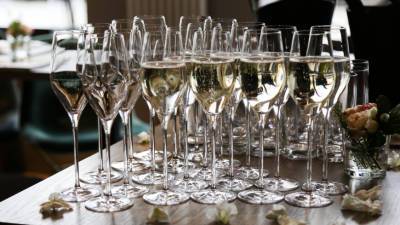 Французские виноделы решили возобновить поставки шампанского в Россию