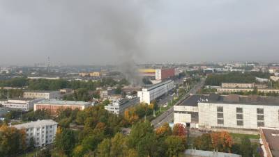 Горевший в Невском районе автосервис тушили пять часов