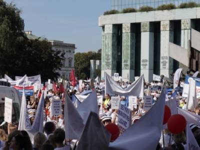 В Варшаве тысячи медиков вышли на акцию протеста