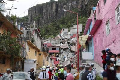 После землетрясения в Мексике на жилой квартал обрушилась скала