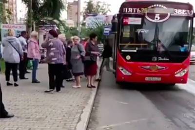Российские водители автобуса высадили пассажиров из-за намаза