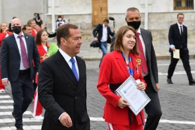 Медведев вручил российским олимпийцам ключи от автомобилей BMW. ФОТО