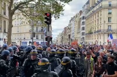 Бутылки, петарды, слезоточивый газ: в Париже проходит очередная акция против антиковидных ограничений (видео)