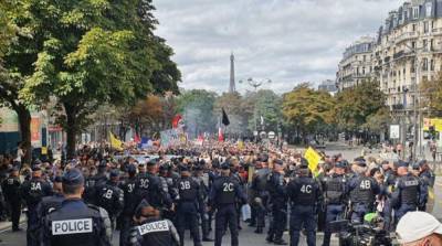 В Париже протест против COVID-паспортов перерос в столкновения