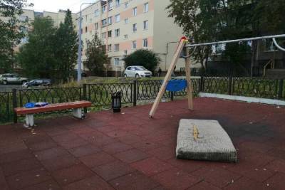 В Мурманске сломали новую детскую площадку