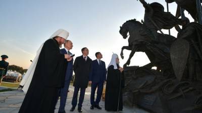 Путин отметил, что в монументе Невскому увековечили образы псковских десантников