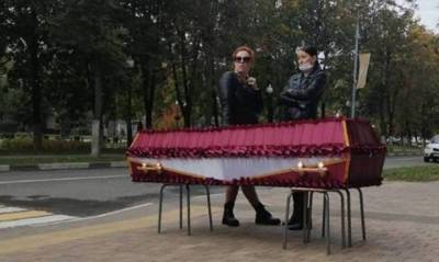 Жительница Балашихи привезла гроб с телом сестры к мэрии из-за отказа в захоронении