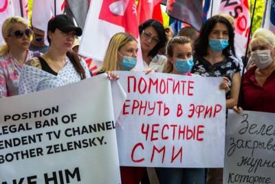 Журналисты незаконно закрытых медиа пришли на форум YES, чтобы рассказать о ситуации со свободой слова в Украине