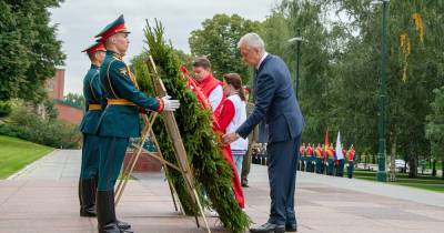 Собянин возложил цветы к Могиле Неизвестного Солдата в День города