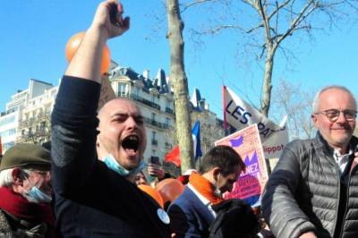 Участники акции против санитарных пропусков устроили погром в Париже