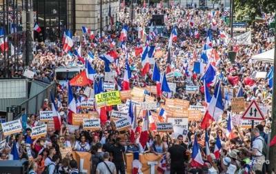 Во Франции произошли столкновения из-за паспортов здоровья