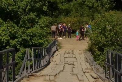 На Прикарпатье врачи спасают 10-летнего велосипедиста, слетевшего с моста в горную реку