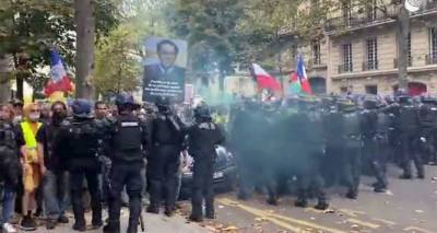 В Париже участники протеста против санитарных пропусков атаковали полицию – видео