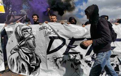 Слезоточивый газ и столкновения: во Франции очередные протесты против "паспортов здоровья"