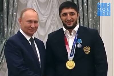 Абдулрашид Садулаев и Заур Угуев получили госнаграды от Президента России