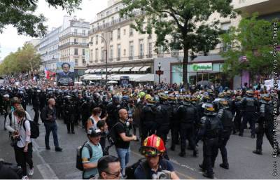 На улицы Франции вышло около 121 тыс. противников "санитарных паспортов"