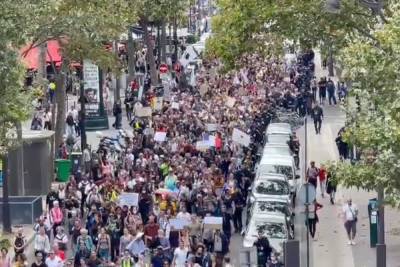 Более 120 тыс. французов вышли протестовать против «санитарных паспортов»