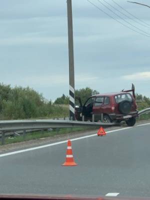Водитель "Нивы" потерял управление и влетел в отбойник на трассе в Вологодской области