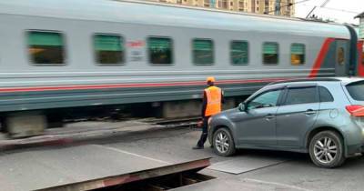 Россиянка едва не попала под поезд и возмутила пользователей сети