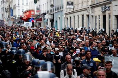На акции против «ковид-паспортов» в Париже задержали почти 100 человек