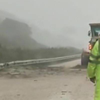 Коммунальные и дорожные службы устраняют последствия циклона на Сахалине