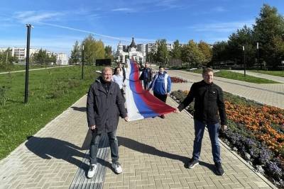 В Костроме патриотическая молодежь развернулся российский флаг длиной 40 метров