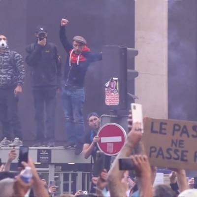 Около 70 человек задержаны на акции протеста против санитарных пропусков в Париже