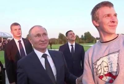 Путина восхитили пролетающие лебеди во время открытия мемориала на Чудском озере