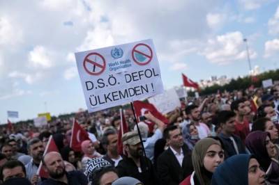 Тысячи людей в Стамбуле вышли на улицы: протестовали против новых COVID-правил