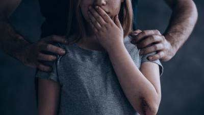 Схватил средь бела дня: Нападение неизвестного на девочку в Подмосковье попало на видео