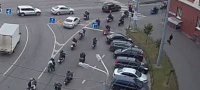 Колонна мотоциклистов спровоцировала ДТП в центре Петрозаводска (ВИДЕО)