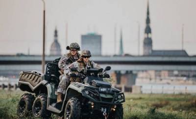 В центре Риги проходят военные учения