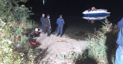 На Харьковщине микроавтобус съехал в озеро: два человека погибли (ФОТО)