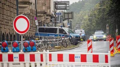 Движение только по встречной: Зеленые заблокировали полицейский участок ради велодорожки