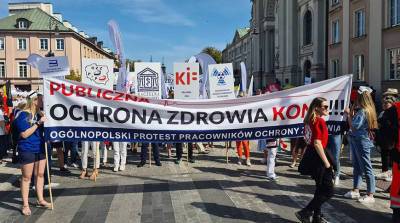 Массовая акция протеста медработников проходит в Варшаве