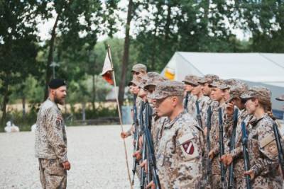 На знамени студенческого отряда латвийского ополчения «Земессардзе» нашли свастику